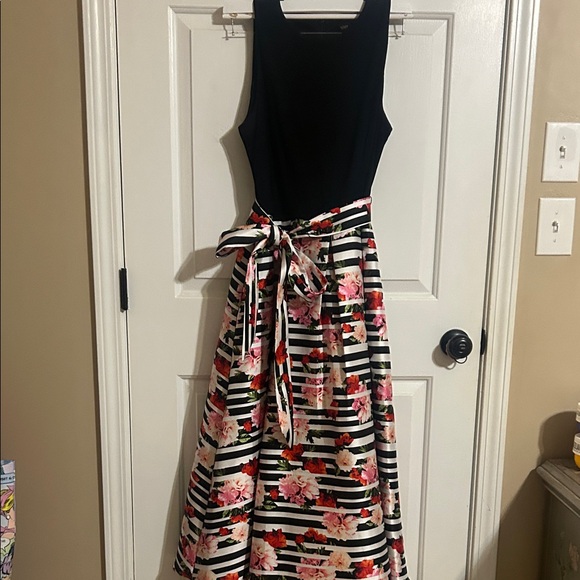 Elegant Black and Floral Midi Dress - Picture 1 of 2